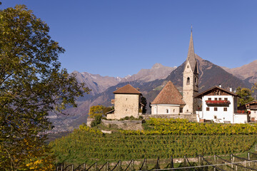 frühchristliche Rundkirche oberhalb von Schenna in Südtirol