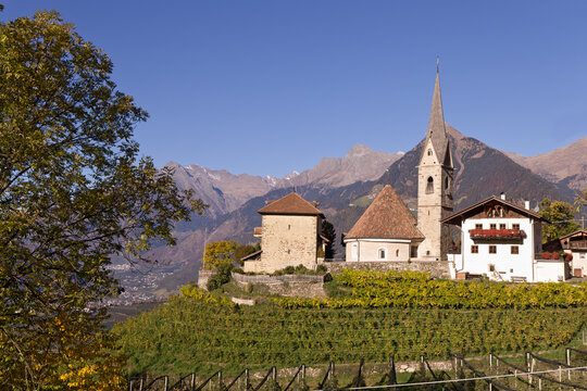 frühchristliche Rundkirche oberhalb von Schenna in Südtirol