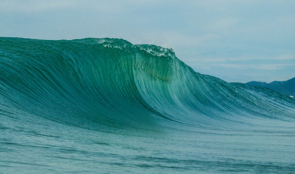 onda se formando para quebrar na praia, barrels