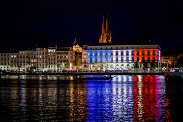 Bayonne de nuit, mairie &eacute;clair&eacute;e aux couleurs de la France