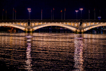 Pont Saint-Esprit à Bayonne de nuit, avec reflets de l'éclairage sur l'Adour