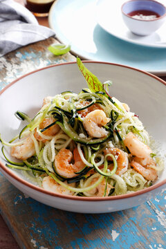 Zucchini spaghetti with prawns