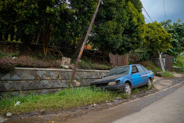 Obraz na płótnie Canvas car on the destroyed road