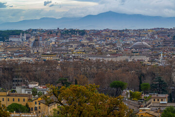 Fototapeta na wymiar Vue sur les toits de Rome en automne