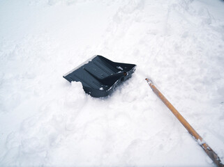 broken handle of snow shovel © vectorass