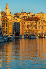 Fototapeta na wymiar Lumière du matin au Vieux-Port de Marseille