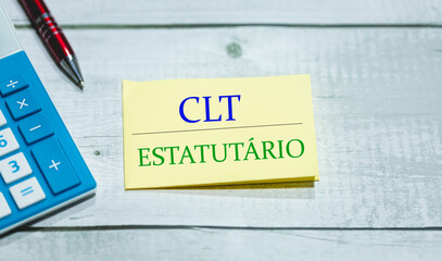 A sigla CLT de Consolidação das Leis do Trabalho
e a palavra estatutário em Português do Brasil...
