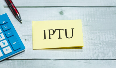 A sigla IPTU de imposto sobre a propriedade predial e territorial urbana em Português do Brasil...
