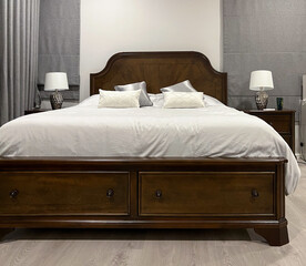 Fototapeta na wymiar A warm mattress with a dark wooden bed that is beautiful and classic.