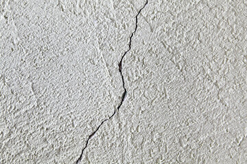 A crack in a white concrete plastered wall.