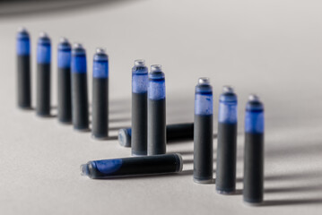 Blaue Tintenpatronen in einer Reihe
