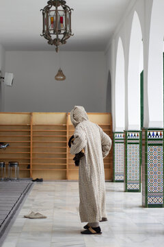 hombre &aacute;rabe entrando en una mezquita