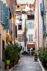 Fototapeta na wymiar Rue étroite dans le quartier du Panier à Marseille