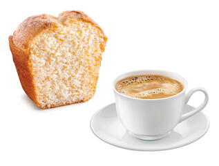 Xícara de café preto e fatia de bolo de baunilha em fundo transparente