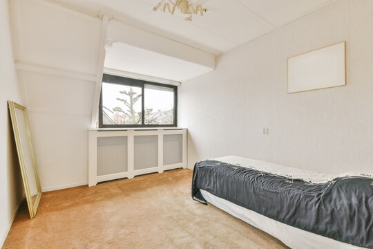 Small bedroom with single bed