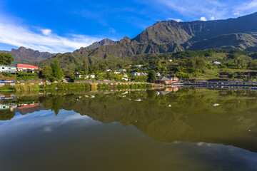 Reflets du Piton des Neiges dans la mare à Joncs, cirque de Cilaos, île de la Réunion 