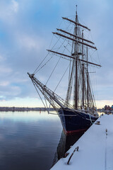 Segelschiff im Stadthafen in der Hansestadt Rostock im Winter