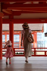 Foto op Plexiglas 広島県、宮島の風景、厳島神社、工事中の大鳥居、鹿と遊ぶ女の子、参拝する親子 © おたどん
