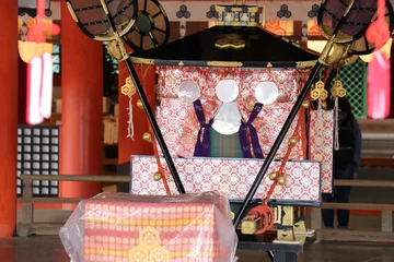 Fotobehang 広島県、宮島の風景、厳島神社、工事中の大鳥居、鹿と遊ぶ女の子、参拝する親子 © おたどん