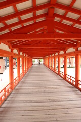 広島県、宮島の風景、厳島神社、工事中の大鳥居、鹿と遊ぶ女の子、参拝する親子