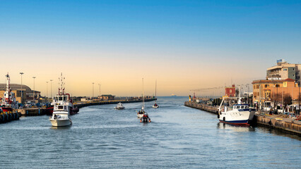Fototapeta premium Trafic maritime à l'aube dans le port