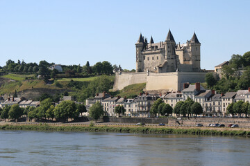 Fototapeta na wymiar medieval and renaissance castle and river loire in saumur (france)