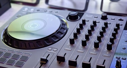 Fototapeta na wymiar Table de mixage pour DJ musique électro
