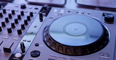 Fototapeta na wymiar Table de mixage pour DJ musique électro