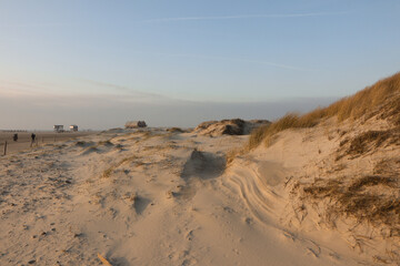 Dünen und Pfahlbauten an der Nordsee am Strand von St. Peter-Ording.