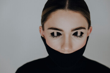 Frau mit geschlossenen Augen und speziellem Augen Make-Up