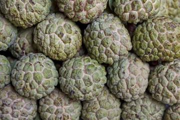 Obraz premium Stack of Sugar apples on a market stall