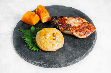 白い背景の和食のおかず