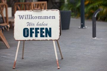 Outdoor open sign in German