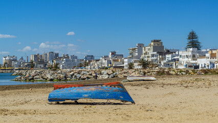 Barques de pêche sur une plage en Tunisie