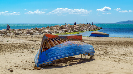 Barques de pêche sur une plage en Tunisie