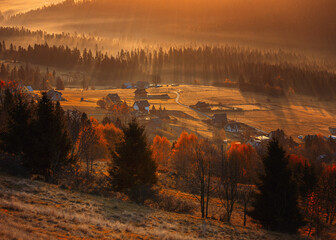 Wschód słońca w górach. Piękny widok. Jesienny krajobraz. Mglisty poranek w górach. Jesienna...