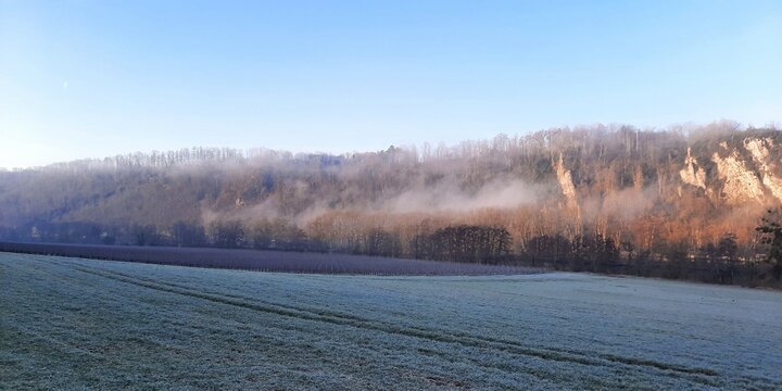 Gelée matinale dans la vallée de la Meuse à proximité de Dinant, Wallonie, Belgique
