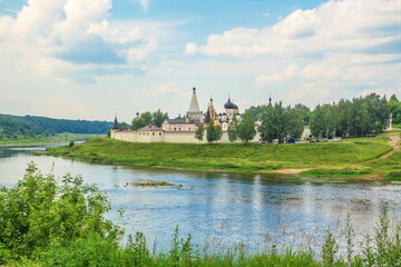 Obraz premium An ancient monastery on the banks of the Volga River in the ancient Russian town of Staritsa