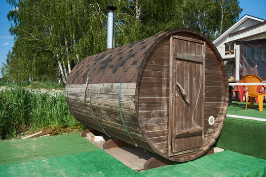Outdoor small round wooden bathhouse