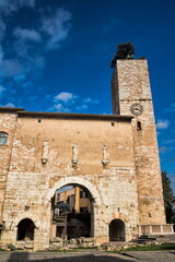 Fototapeta premium spello, italien - römische porta consolare mit skulpturen