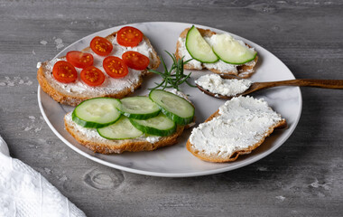 Healthy sandwiches with white cottage cheese, cucumber and tomato