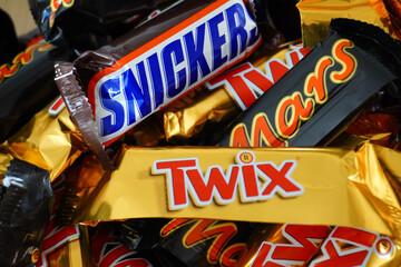 verschiedene Schokoriegel Twix, Mars und Snicker