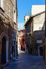 Balade dans le centre d'une vieille ville en Italie