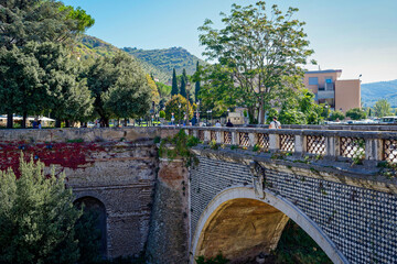 Ancien pont à Tivoli en Italie