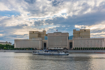 Obraz premium View of the Ministry of Defence of Russian Federation, and Moscow river embakmen