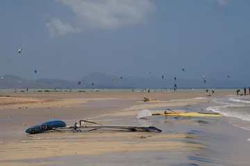 Tableaux sur verre Plage de Sotavento, Fuerteventura, Îles Canaries Windsurf board on the Sotavento Beach in Jandia, Fuerteventura