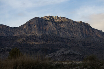 Atardecer en el Benicadell con ultimo rayo de sol en su cumbre, Comunidad Valenciana