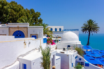 Fototapeta na wymiar Terrasse d'un bar en bord de mer en Tunisie