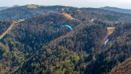 Obraz premium parapente en vol 