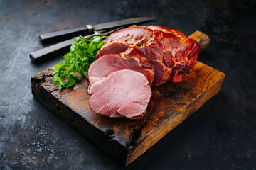 Traditionell gepökeltes und geräuchertes badisches Schäufele von der Schweineschulter serviert...